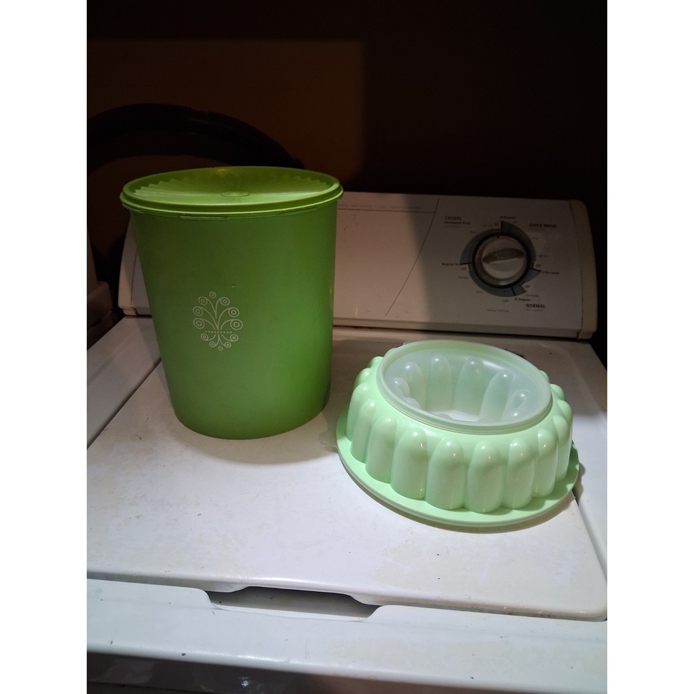 Tupperware Vintage Jello Mold with Lid - Mint Green - STORAGE CONTAINER